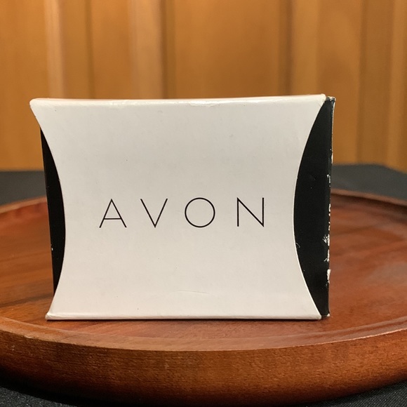 NWT Avon floral clusters oversized stud earrings - Picture 2 of 4